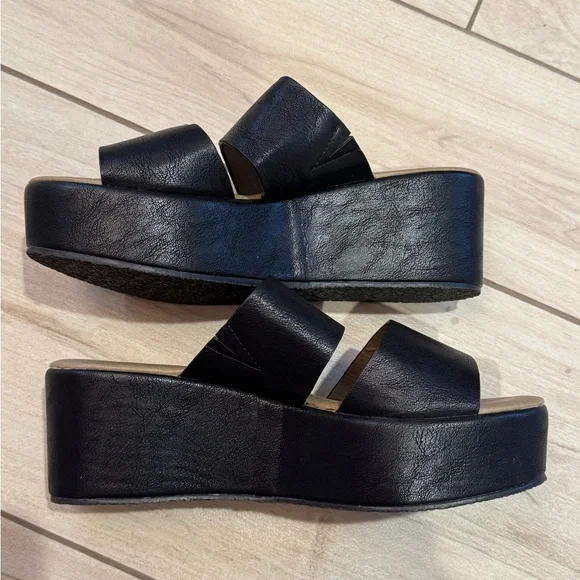 BOUTIQUE by CORKYS Black Shamrock Strappy Sandals - Picture 3 of 10